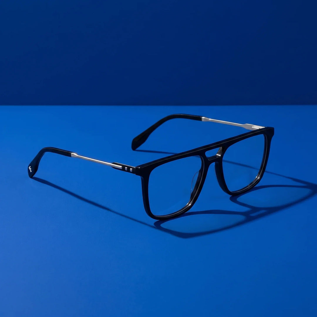 Anteojos Fiore 10177 en negro – hero still life against a deep cobalt backdrop
