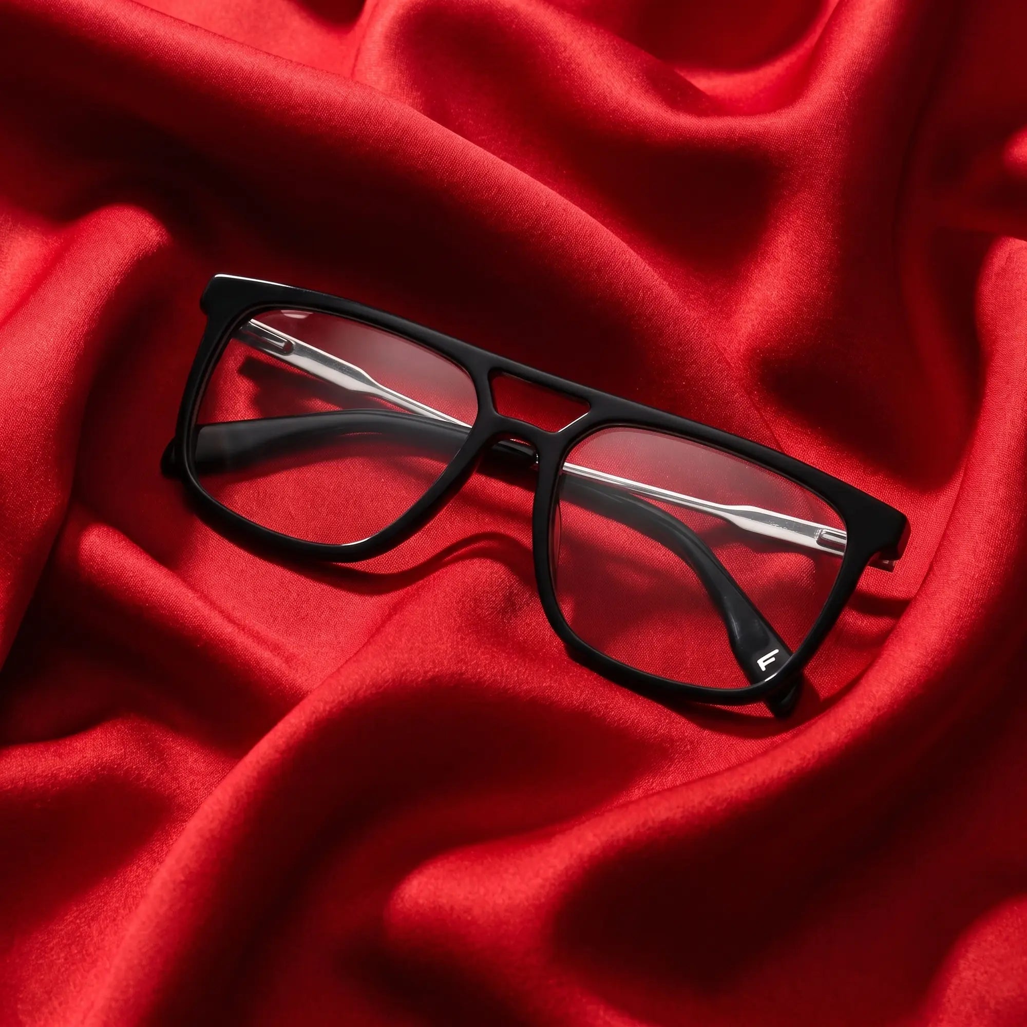 Anteojos Fiore 10177 en negro – nested in flowing vivid red silk