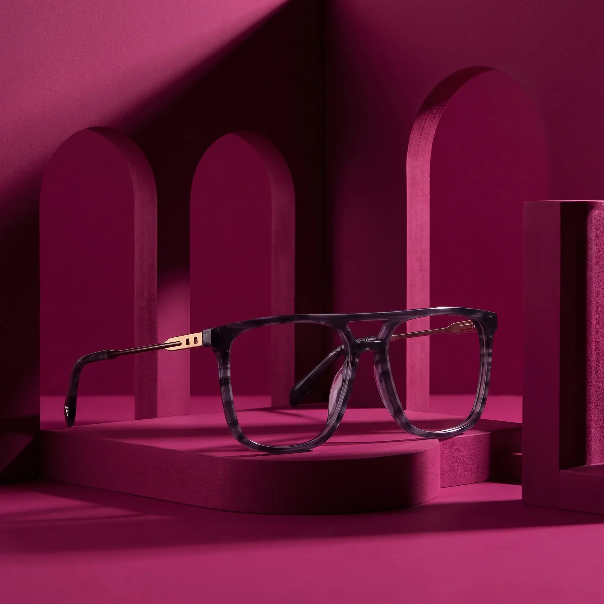 Anteojos Fiore 10177 en gris – staged on a sculptural magenta architecture set