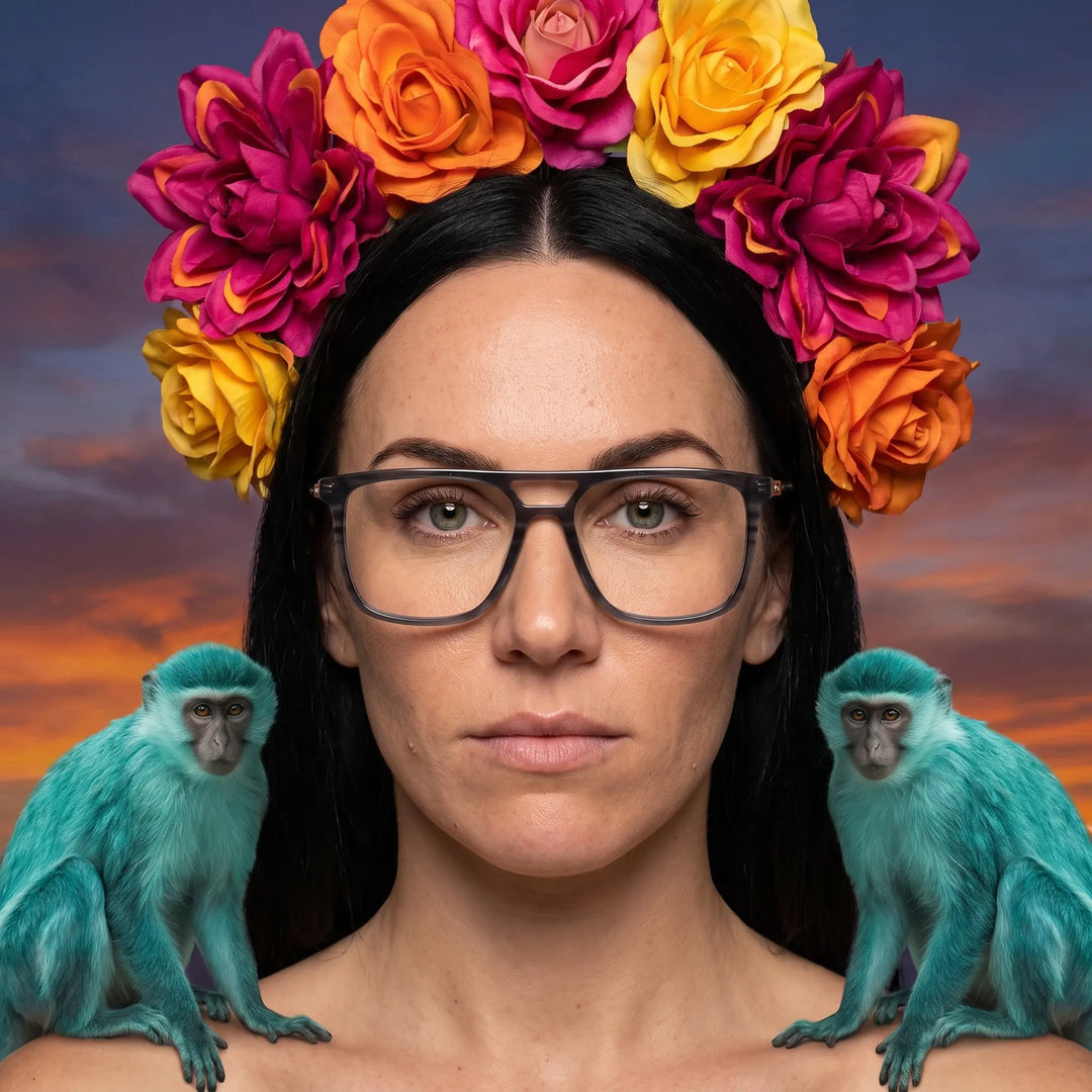 Anteojos Fiore 10177 en gris, en modelo – retrato de campaña, retrato pictórico surrealista con corona de flores