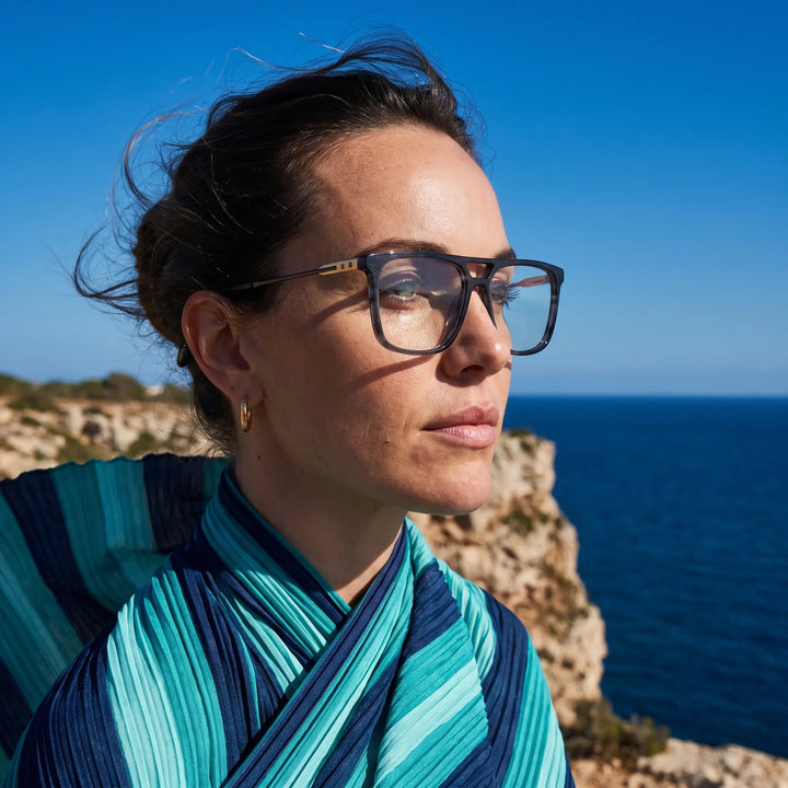 Anteojos Fiore 10177 en gris, en modelo – retrato de campaña, retrato al viento sobre el mar azul profundo