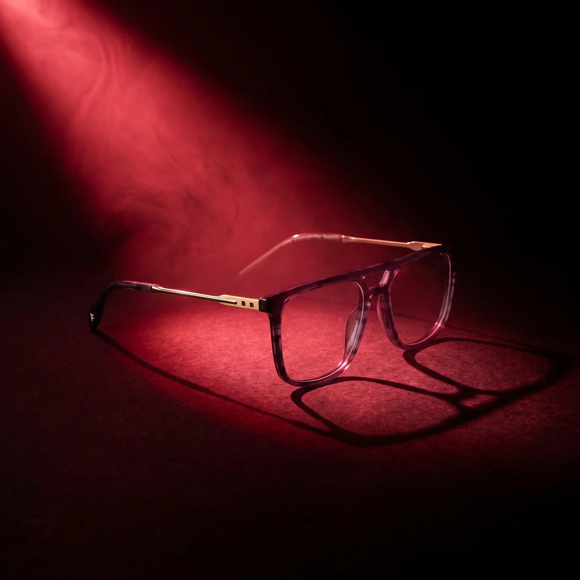 Anteojos Fiore 10177 en gris – bajo un haz de luz teatral
