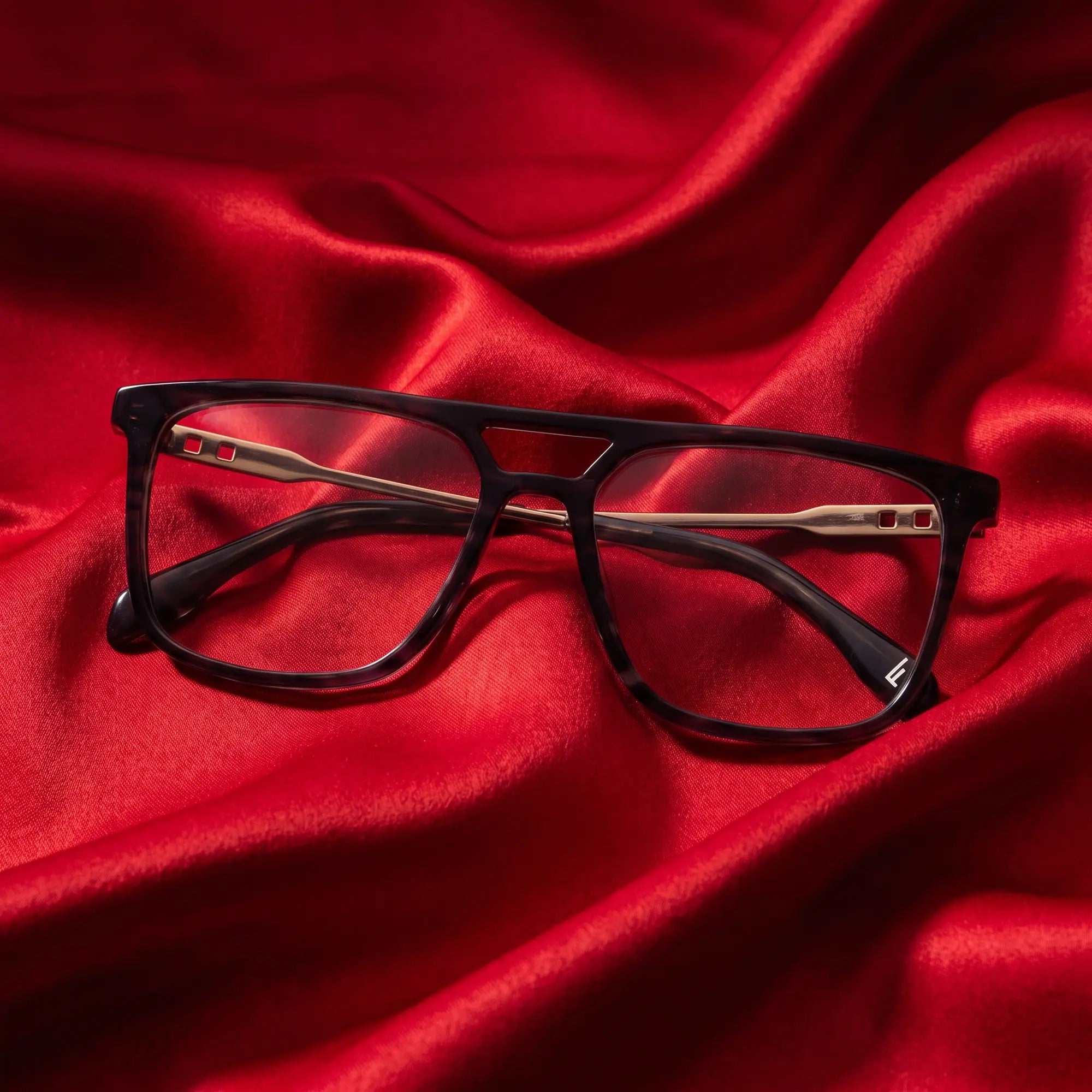 Anteojos Fiore 10177 en gris – nested in flowing vivid red silk