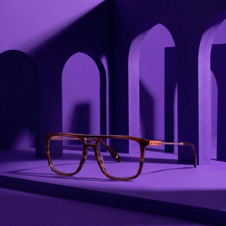 Anteojos Fiore 10177 en tortoiseshell – puesta en escena en un set arquitectónico violeta