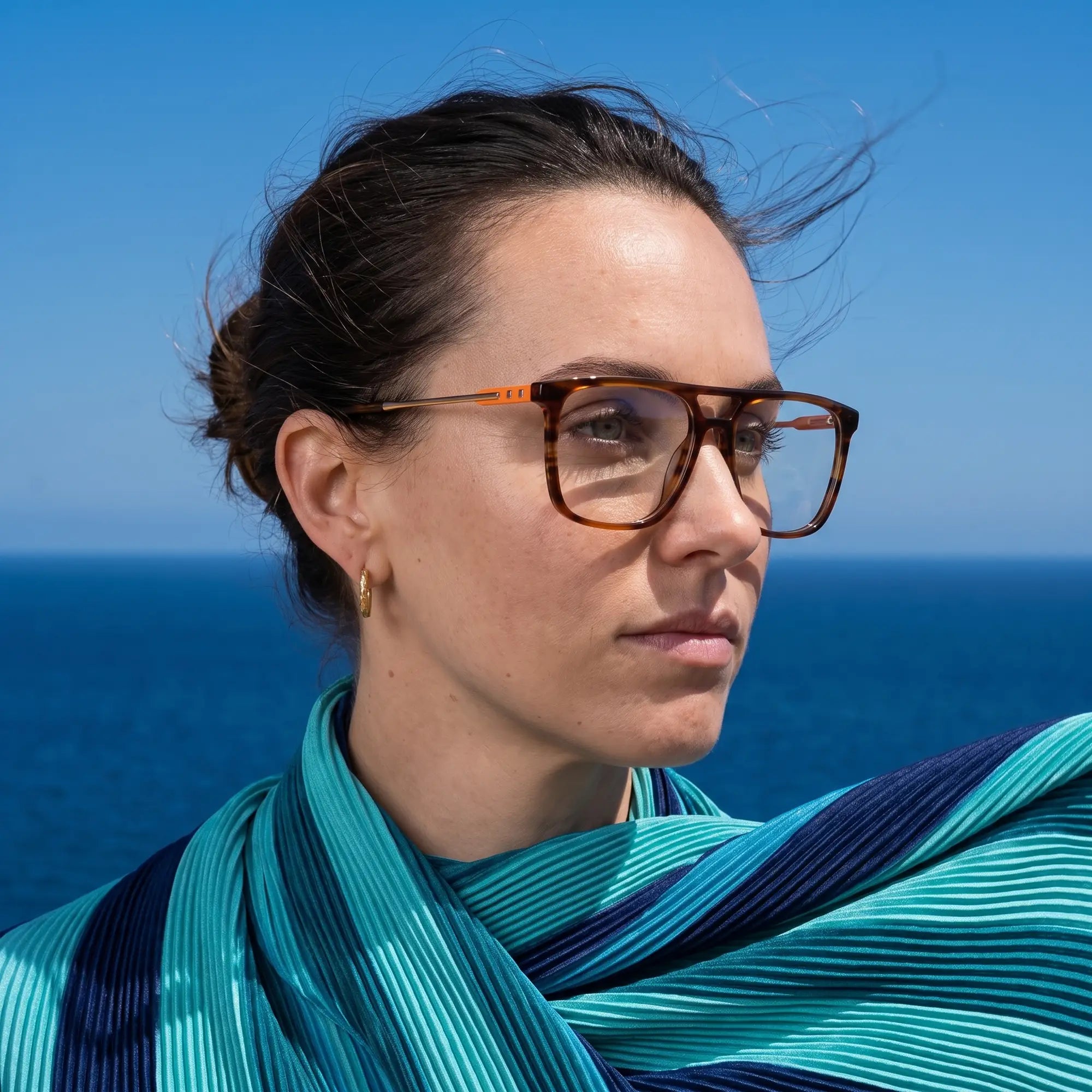 Anteojos Fiore 10177 en tortoiseshell, en modelo – retrato de campaña, retrato al viento sobre el mar azul profundo