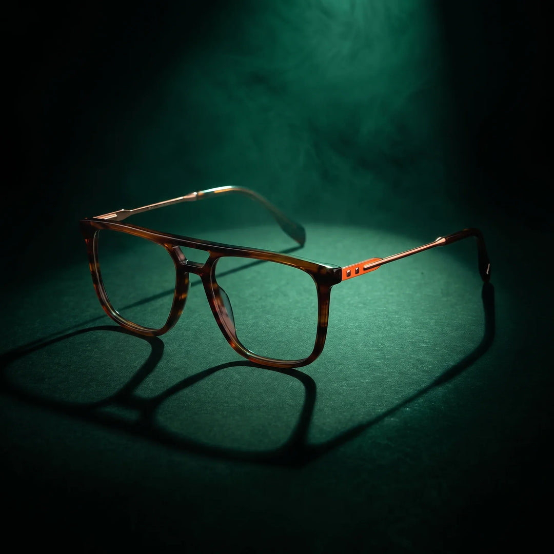 Anteojos Fiore 10177 en tortoiseshell – bajo un haz de luz teatral