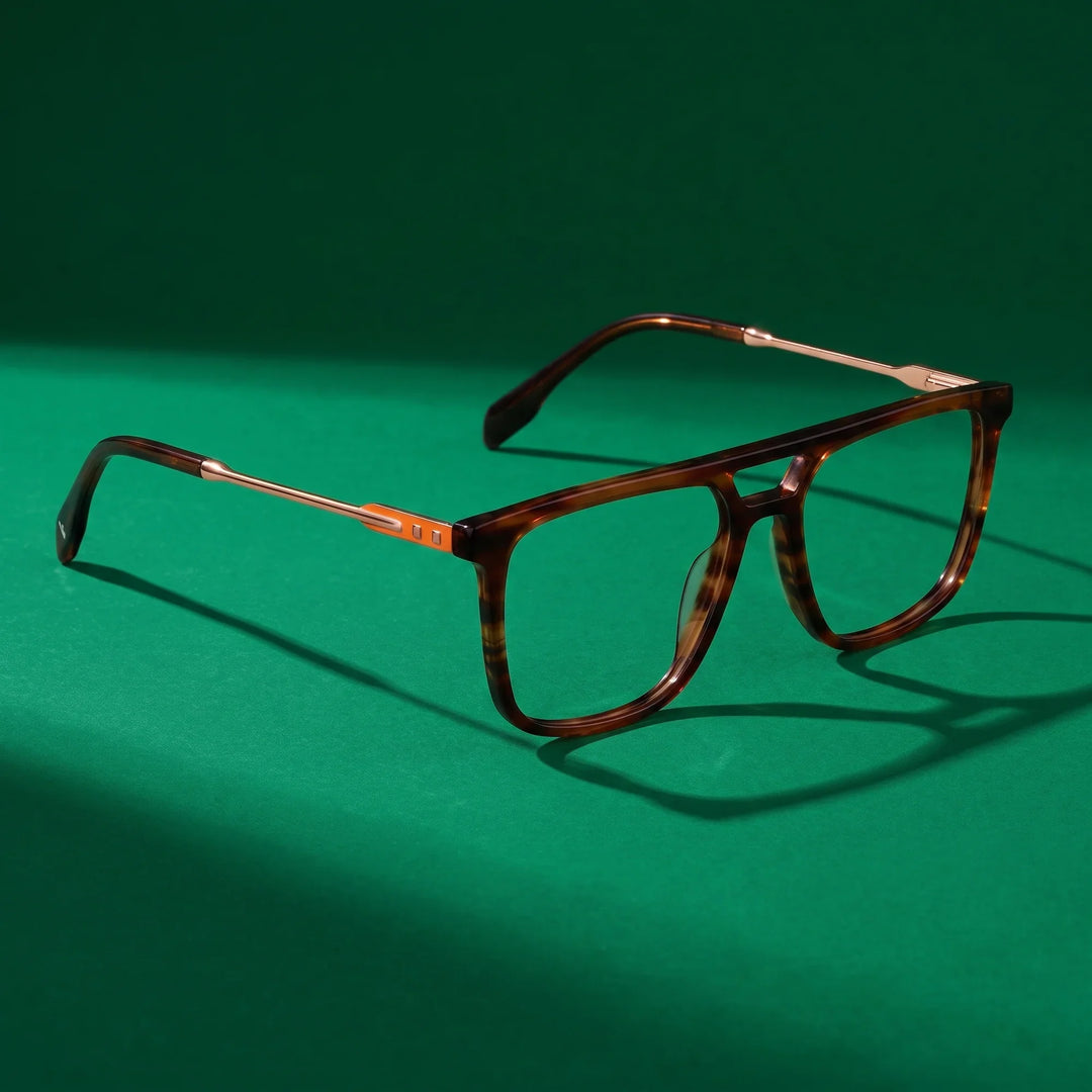 Anteojos Fiore 10177 en tortoiseshell – bodegón editorial sobre un set esmeralda saturado