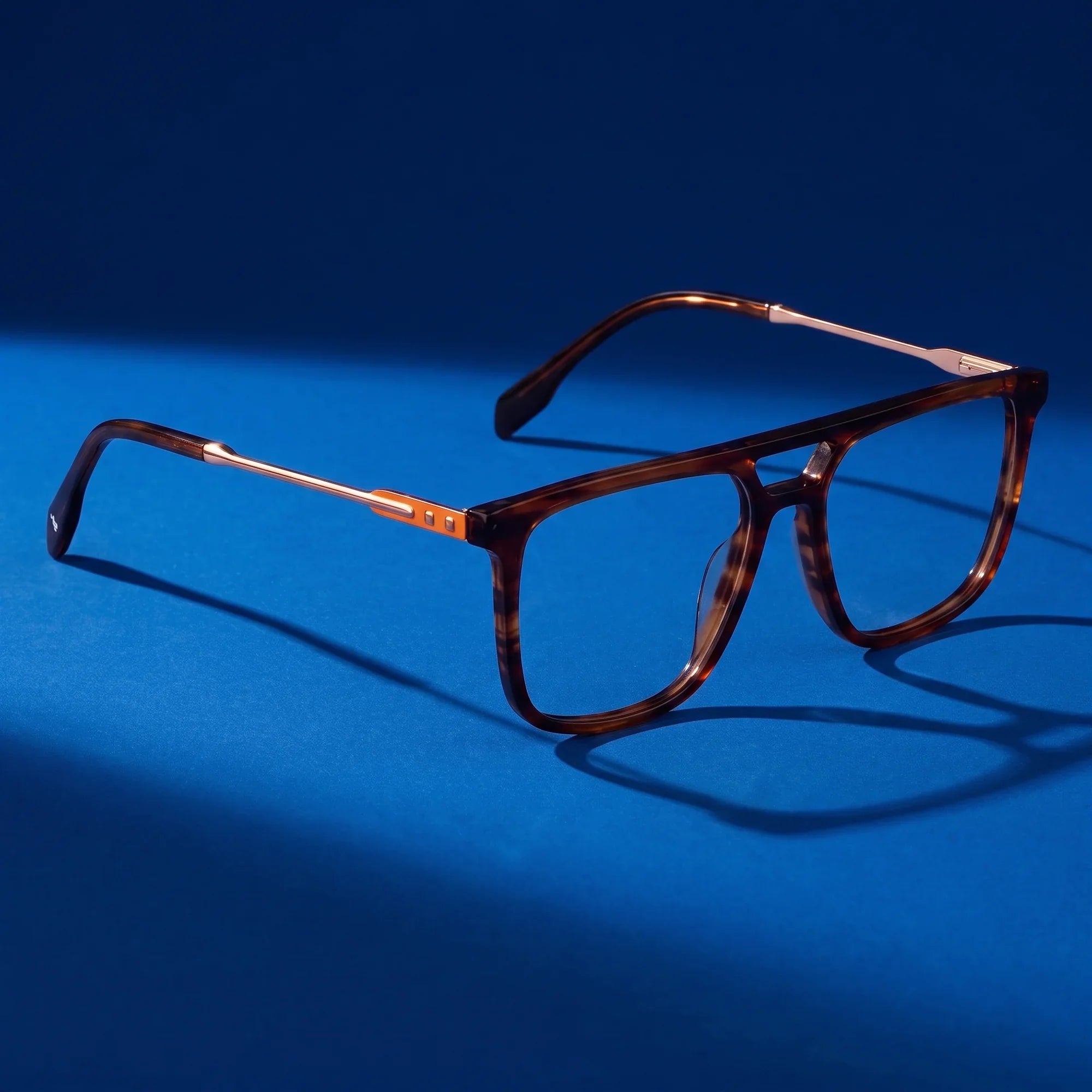 Anteojos Fiore 10177 en tortoiseshell – bodegón sobre fondo cobalto de estudio