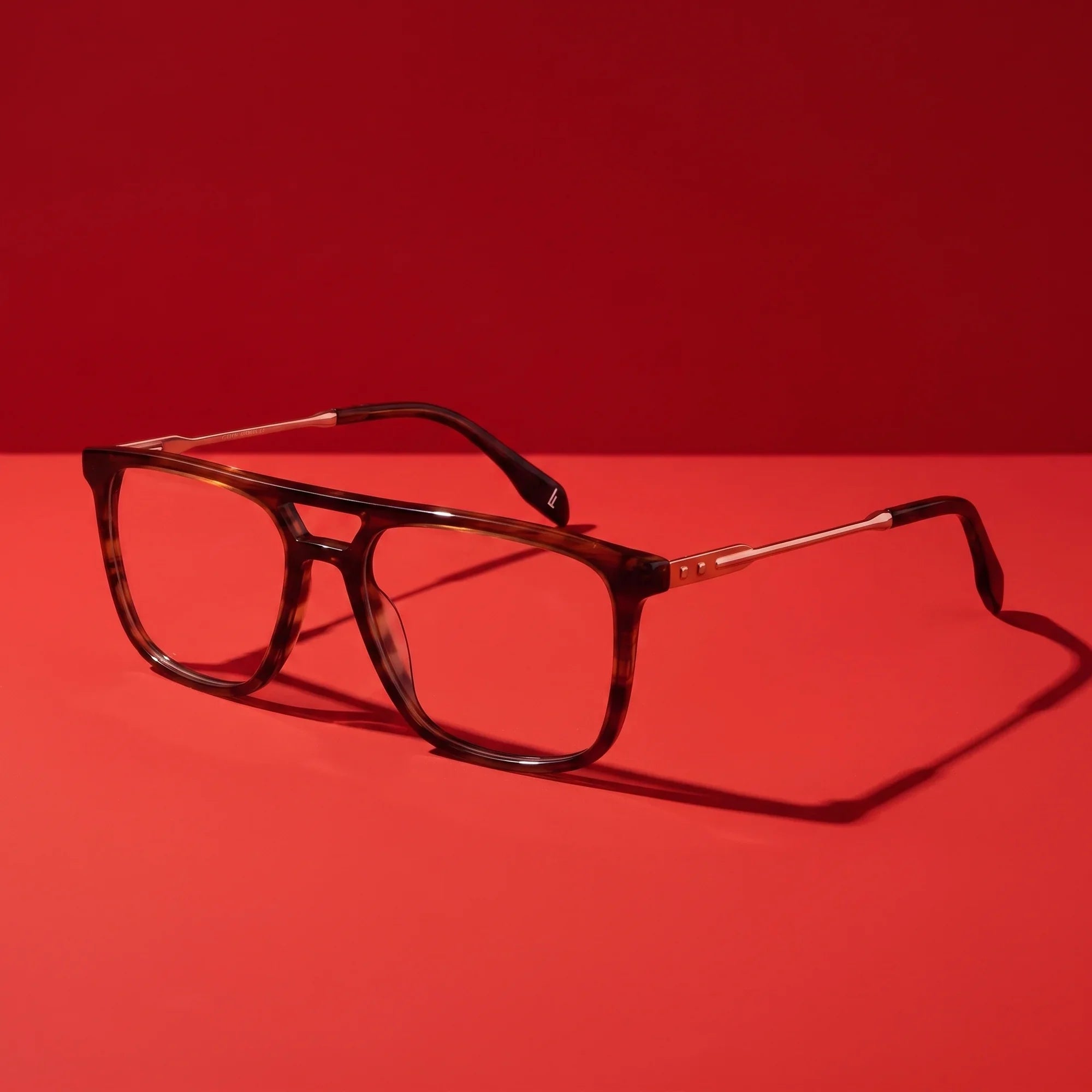 Anteojos Fiore 10177 en tortoiseshell – hero still life against a deep vivid red backdrop