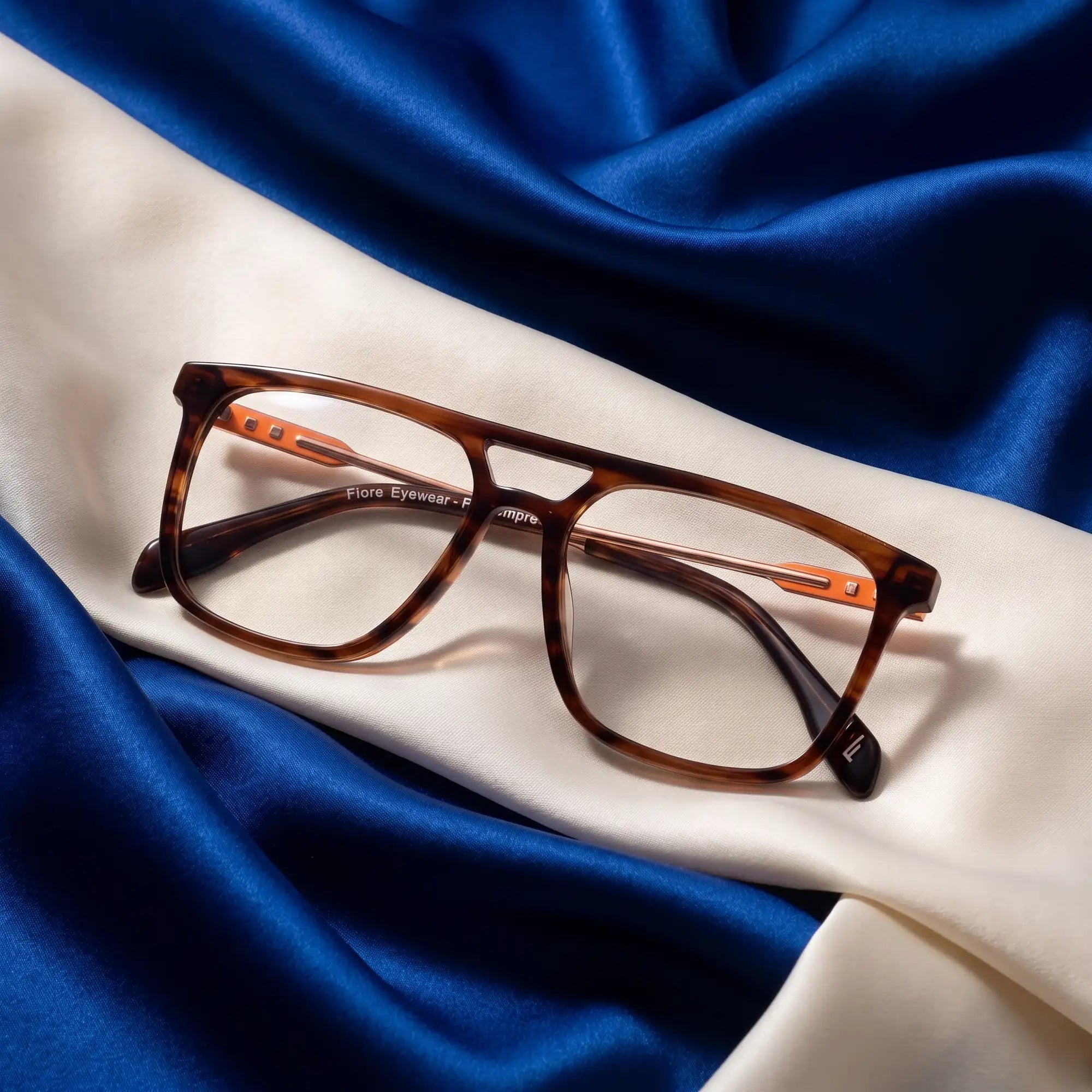 Anteojos Fiore 10177 en tortoiseshell – sobre seda cobalto y marfil drapeada