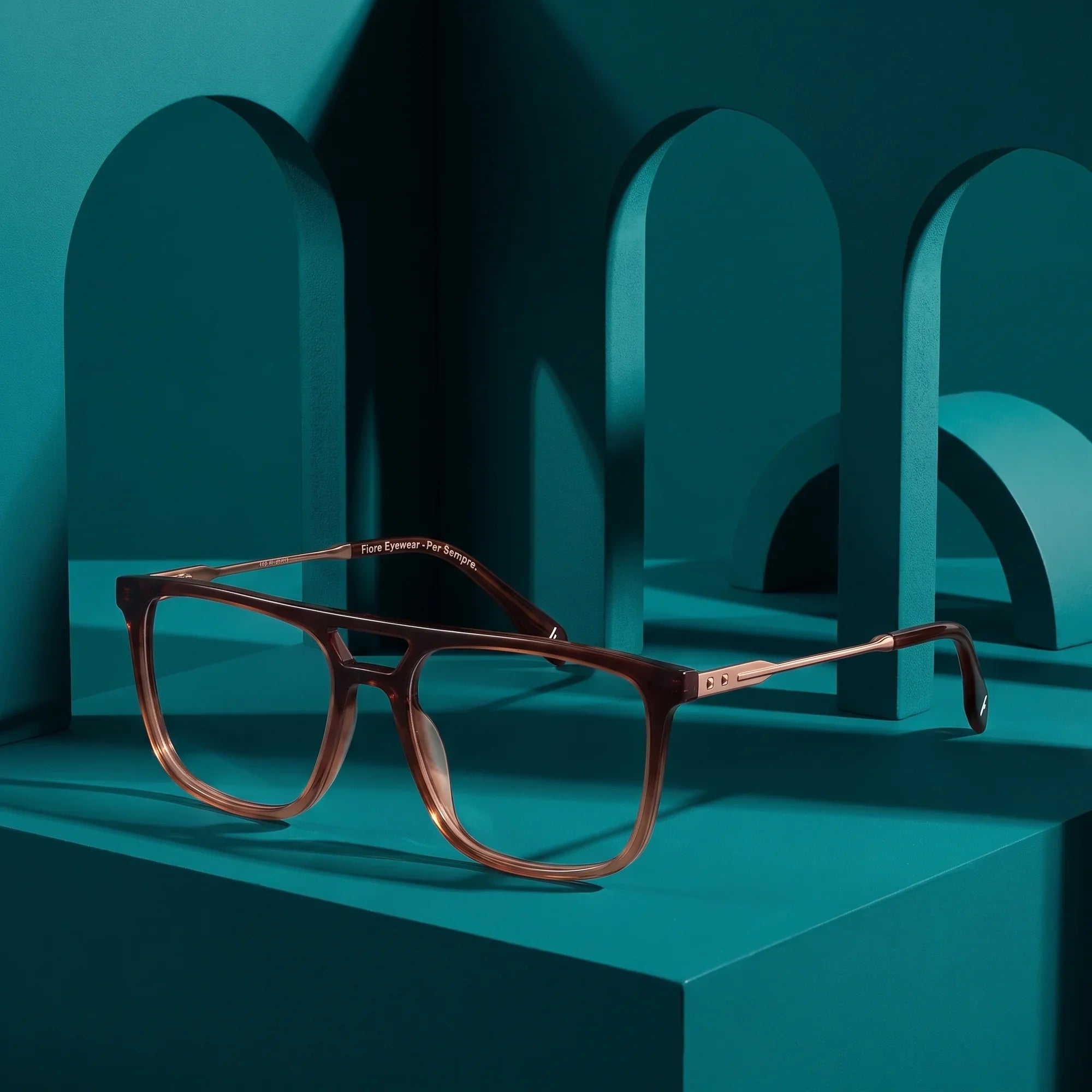 Anteojos Fiore 10177 en café – still life among monochrome teal arches