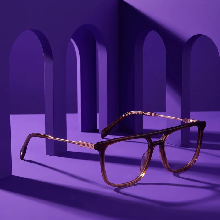 Anteojos Fiore 10177 en café – displayed on a violet podium among arches