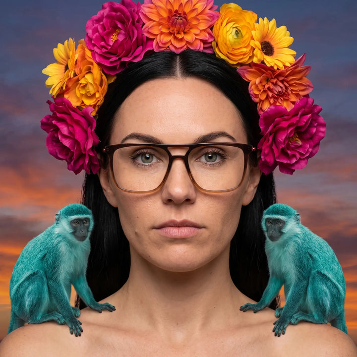 Anteojos Fiore 10177 en café, en modelo – retrato de campaña, retrato pictórico surrealista con corona de flores