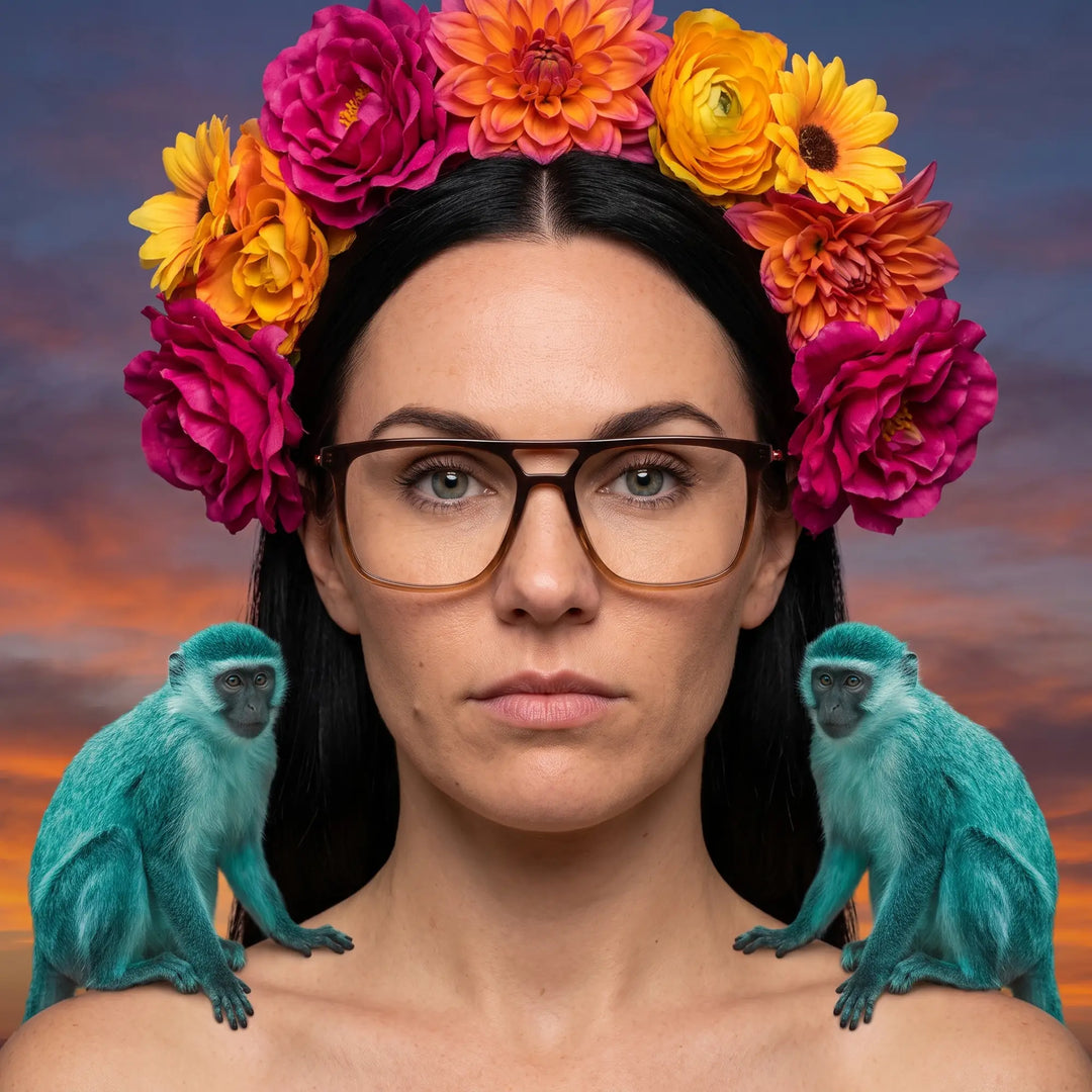 Anteojos Fiore 10177 en café, en modelo – retrato de campaña, retrato pictórico surrealista con corona de flores