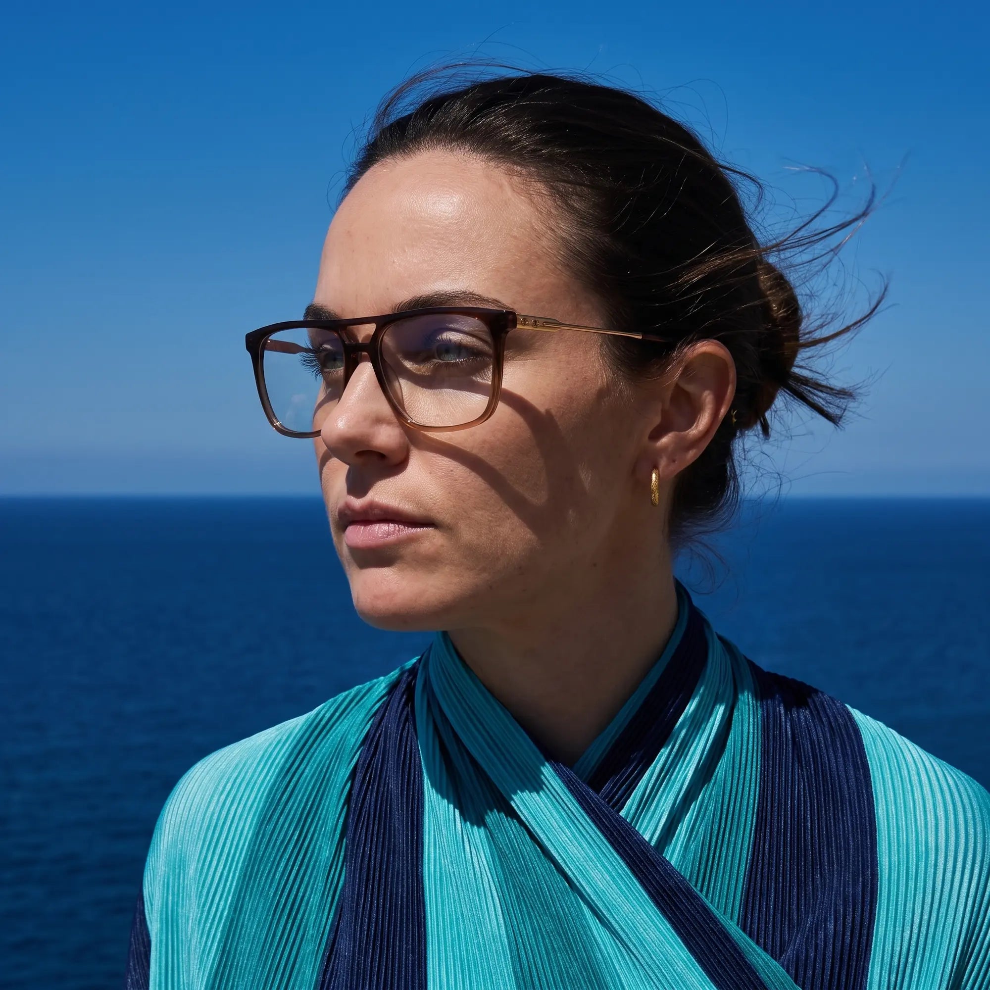 Anteojos Fiore 10177 en café, en modelo – retrato de campaña, retrato al viento sobre el mar azul profundo