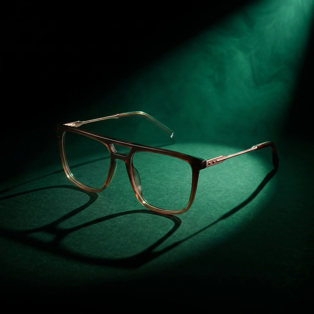 Anteojos Fiore 10177 en café – bajo un haz de luz teatral