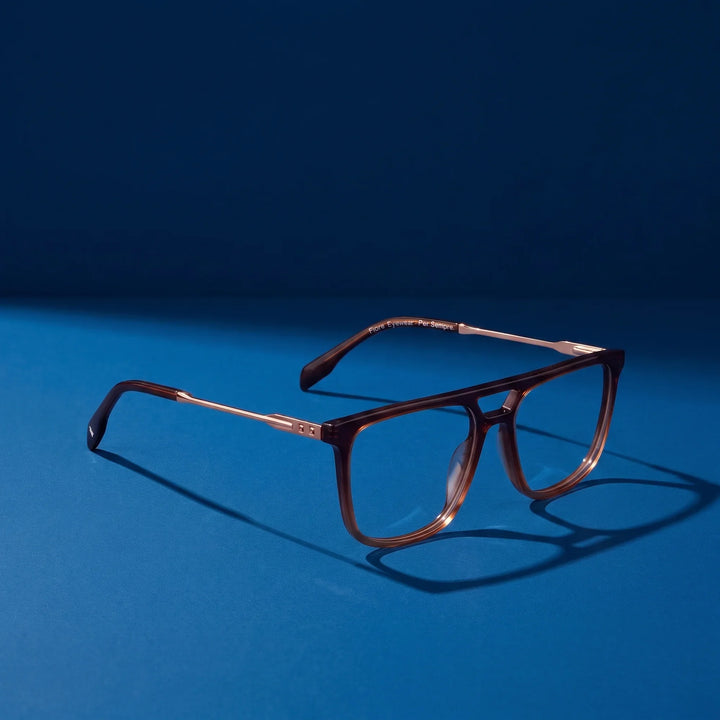 Anteojos Fiore 10177 en café – hero still life against a deep midnight blue backdrop