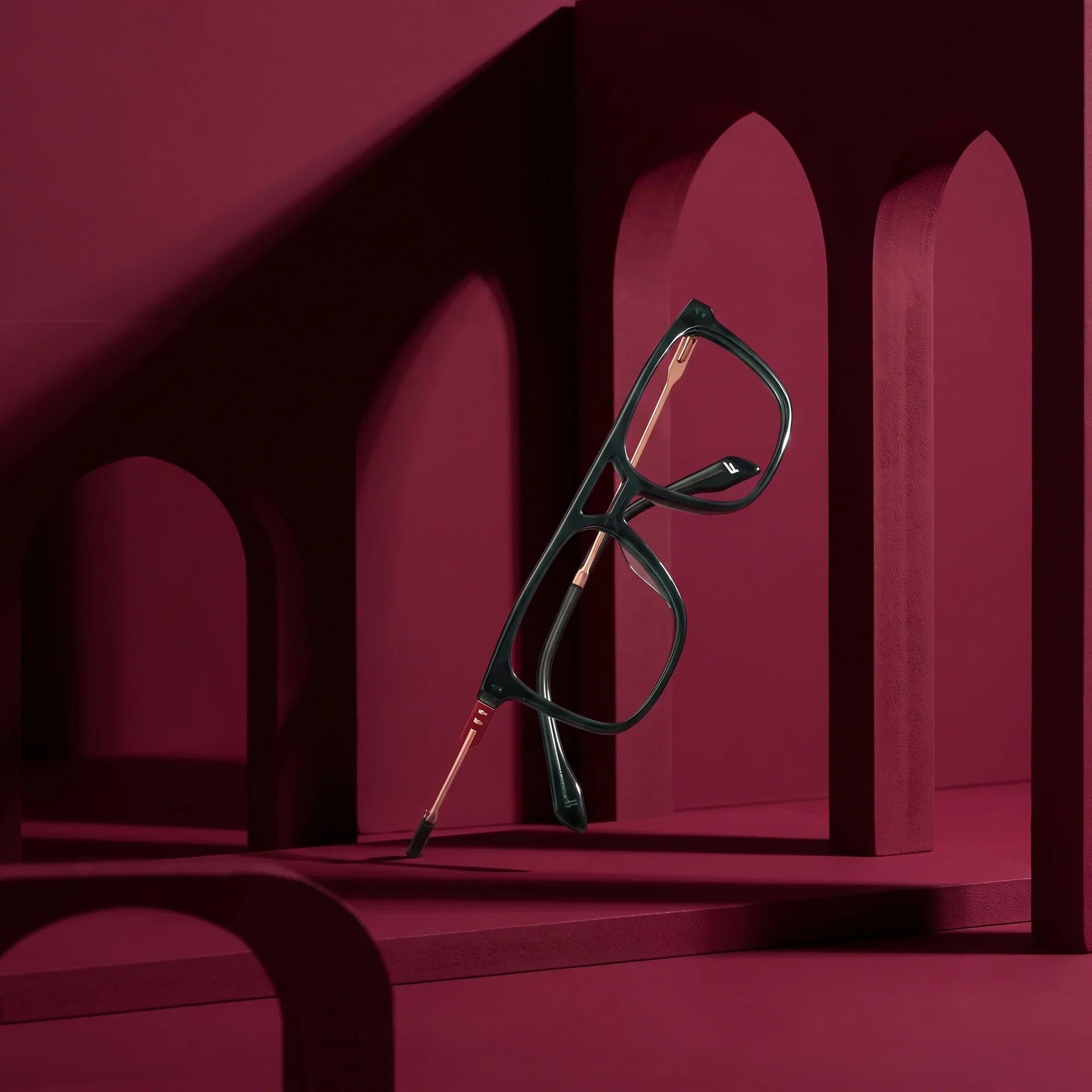 Anteojos Fiore 10177 en verde – still life among monochrome burgundy arches