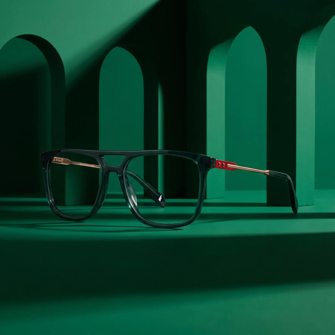 Anteojos Fiore 10177 en verde – staged on a sculptural emerald architecture set