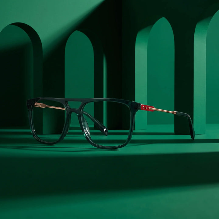 Anteojos Fiore 10177 en verde – staged on a sculptural emerald architecture set