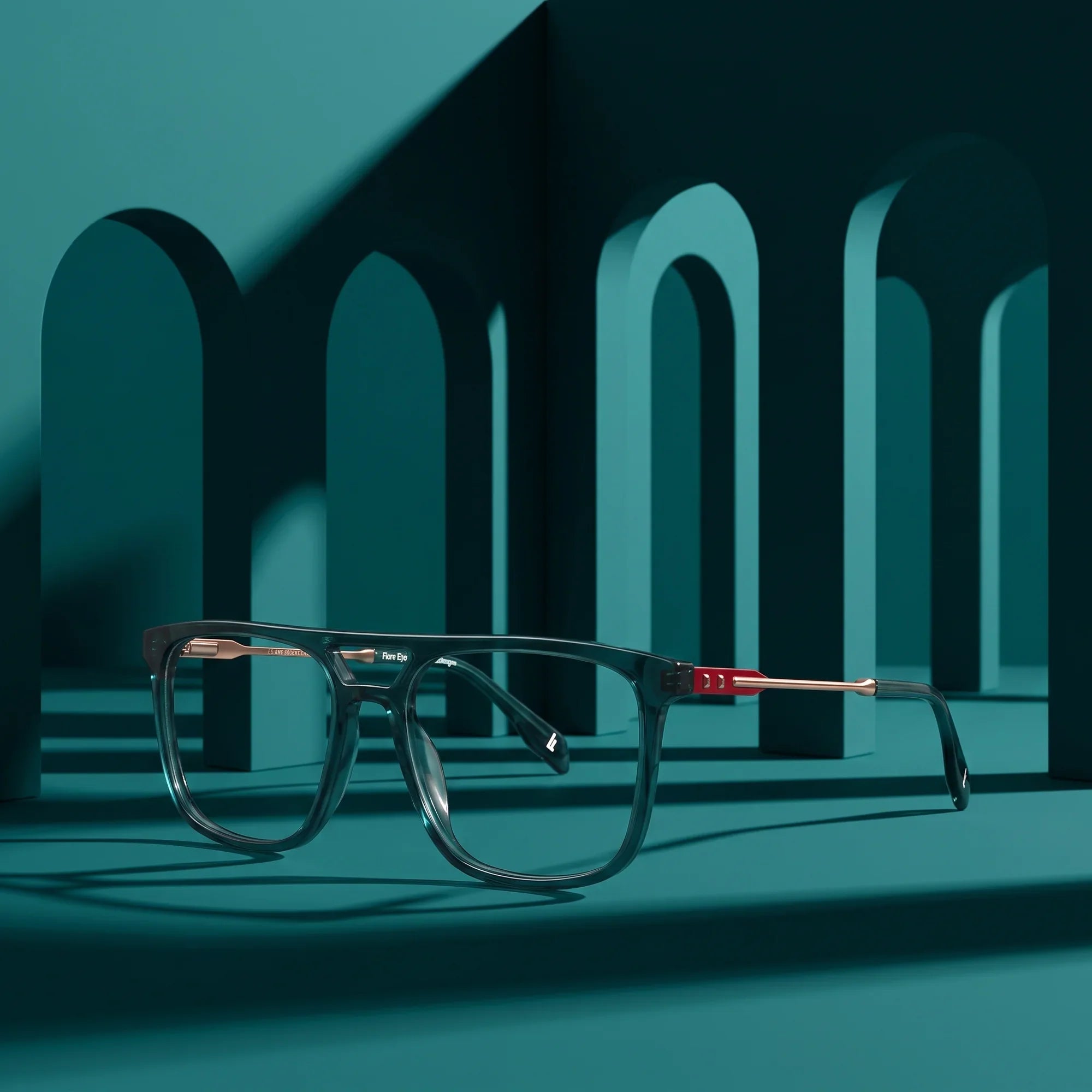 Anteojos Fiore 10177 en verde – displayed on a teal podium among arches