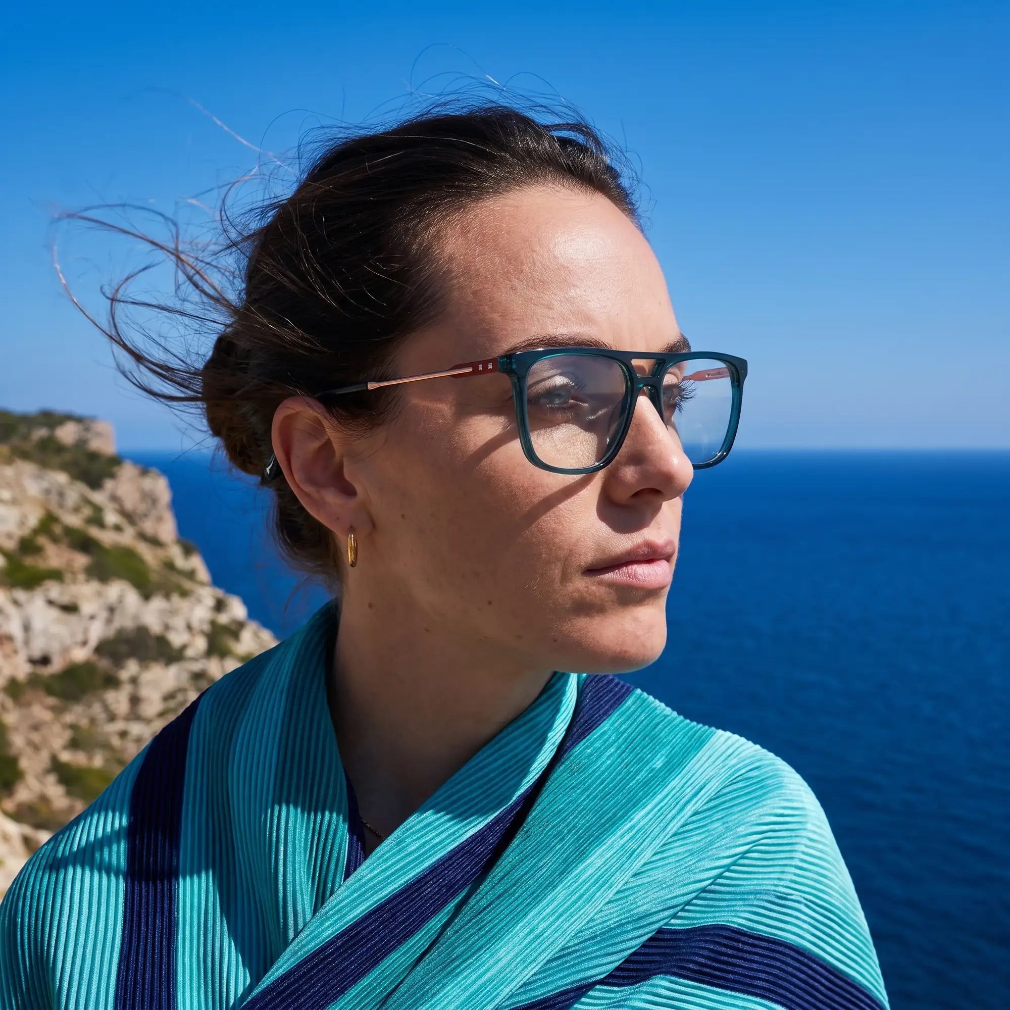 Anteojos Fiore 10177 en verde, en modelo – retrato de campaña, retrato al viento sobre el mar azul profundo