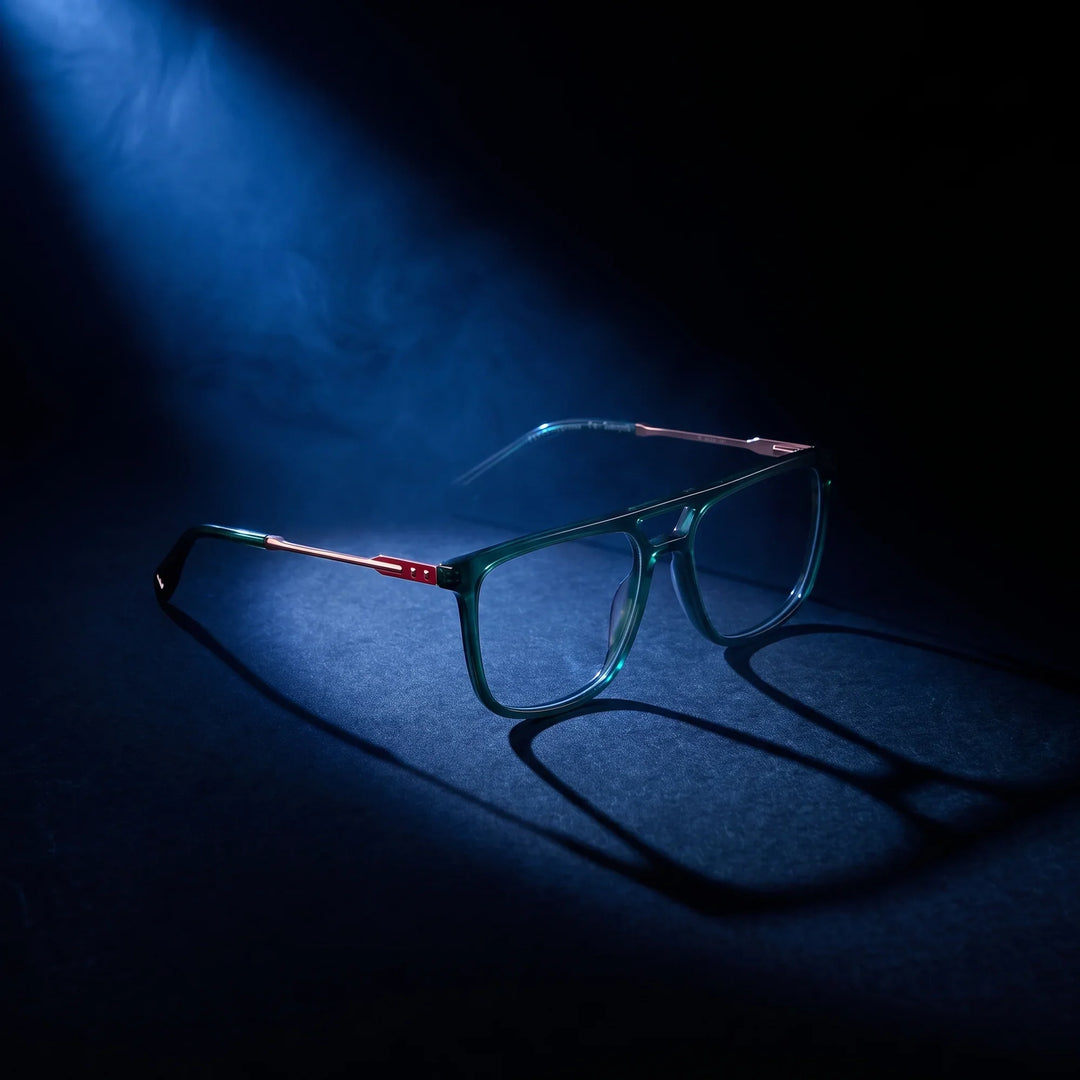 Anteojos Fiore 10177 en verde – bajo un haz de luz teatral