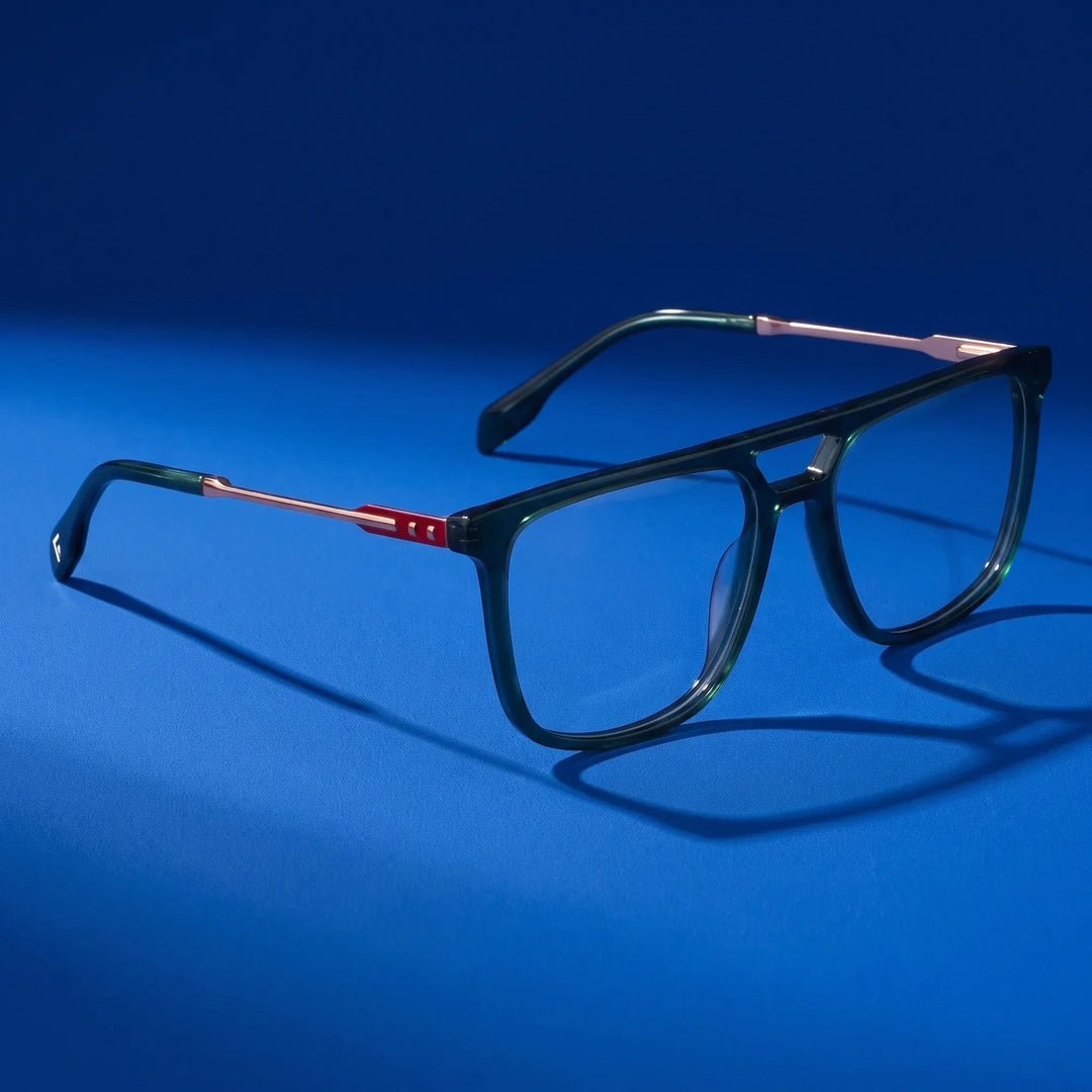 Anteojos Fiore 10177 en verde – editorial still life on a saturated cobalt set