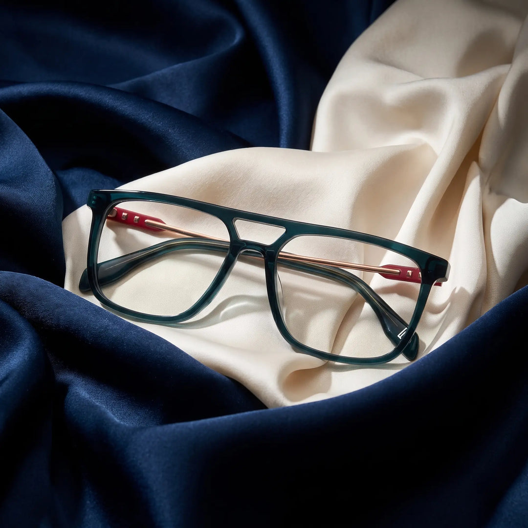 Anteojos Fiore 10177 en verde – resting on draped midnight blue and ivory silk