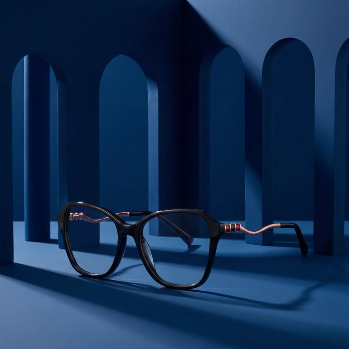 Anteojos Fiore 1030 en negro – still life among monochrome midnight blue arches