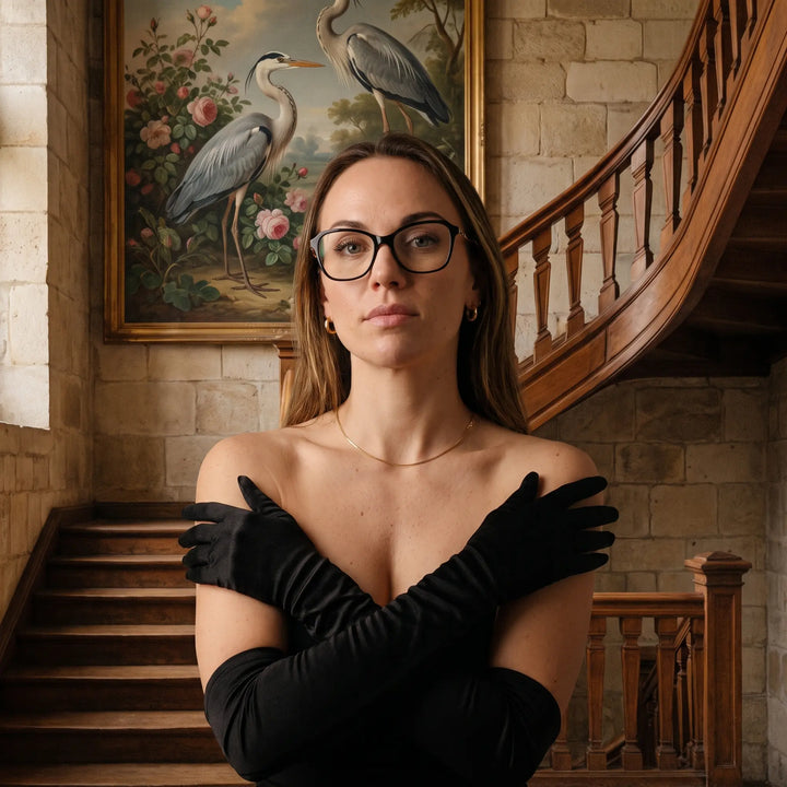 Anteojos Fiore 1030 en negro, en modelo – retrato de campaña, interior señorial, pintura de garza y guantes de ópera