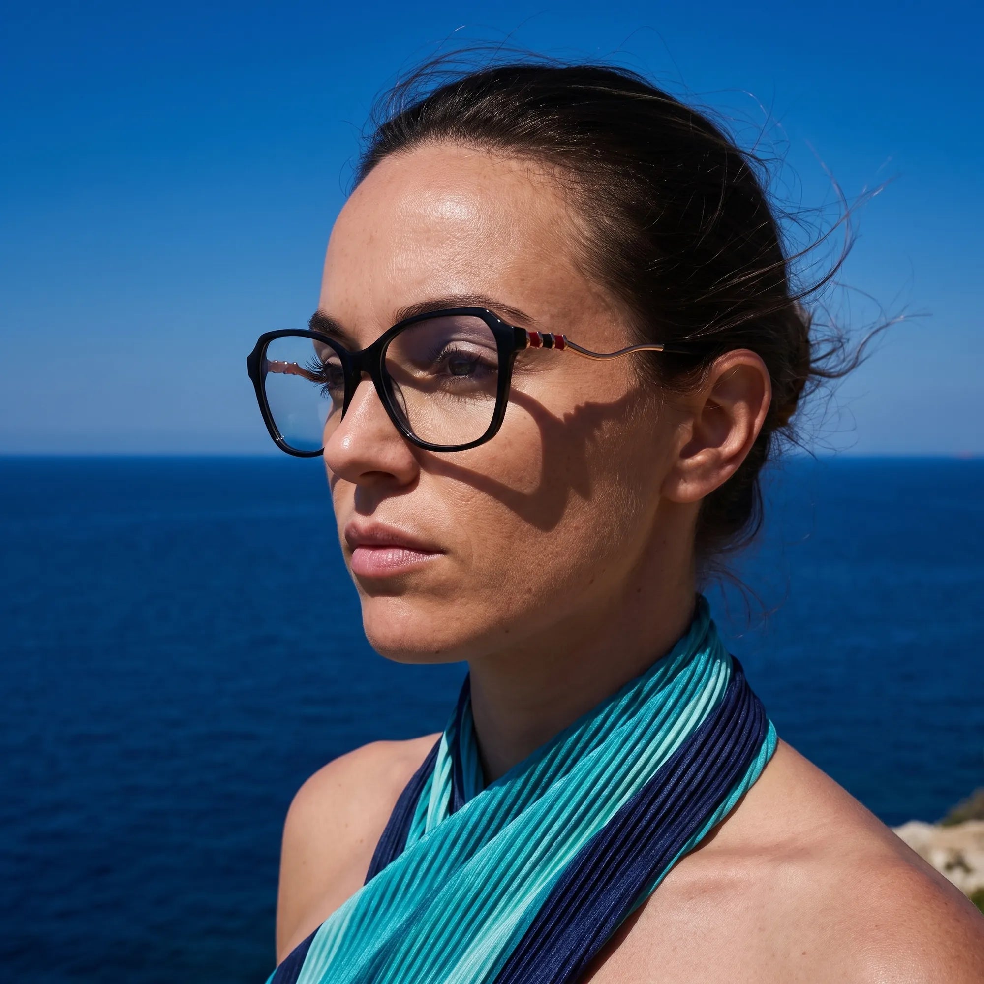 Anteojos Fiore 1030 en negro, en modelo – retrato de campaña, retrato al viento sobre el mar azul profundo