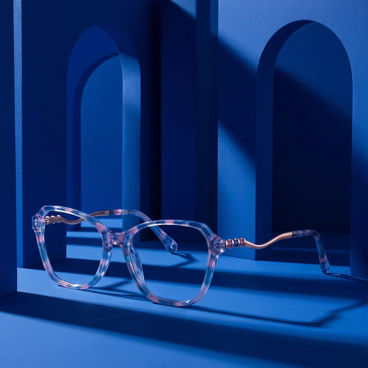 Anteojos Fiore 1030 en blue pink – still life among monochrome cobalt arches