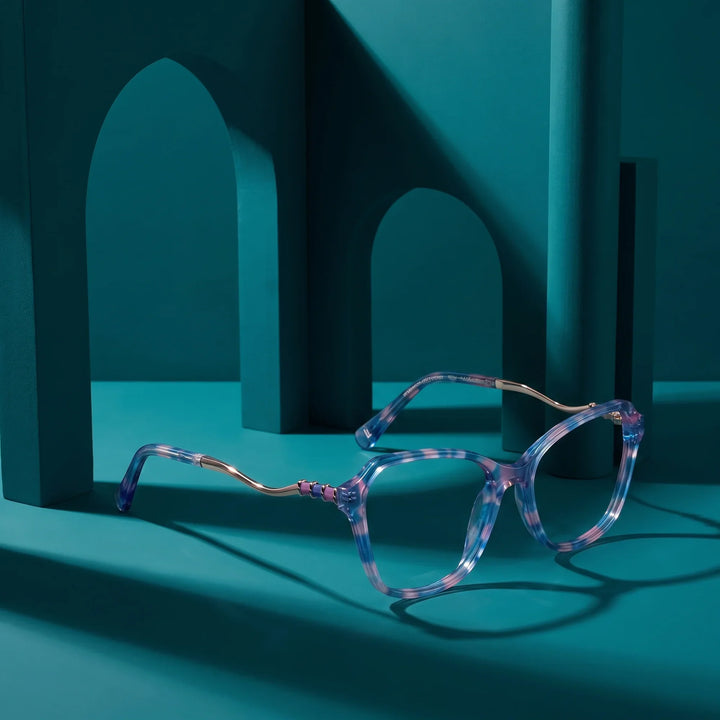 Anteojos Fiore 1030 en blue pink – displayed on a teal podium among arches