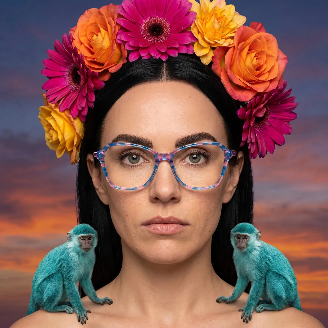 Anteojos Fiore 1030 en blue pink, en modelo – retrato de campaña, retrato pictórico surrealista con corona de flores