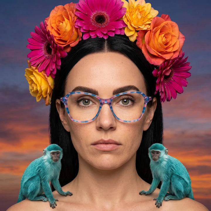 Anteojos Fiore 1030 en blue pink, en modelo – retrato de campaña, retrato pictórico surrealista con corona de flores