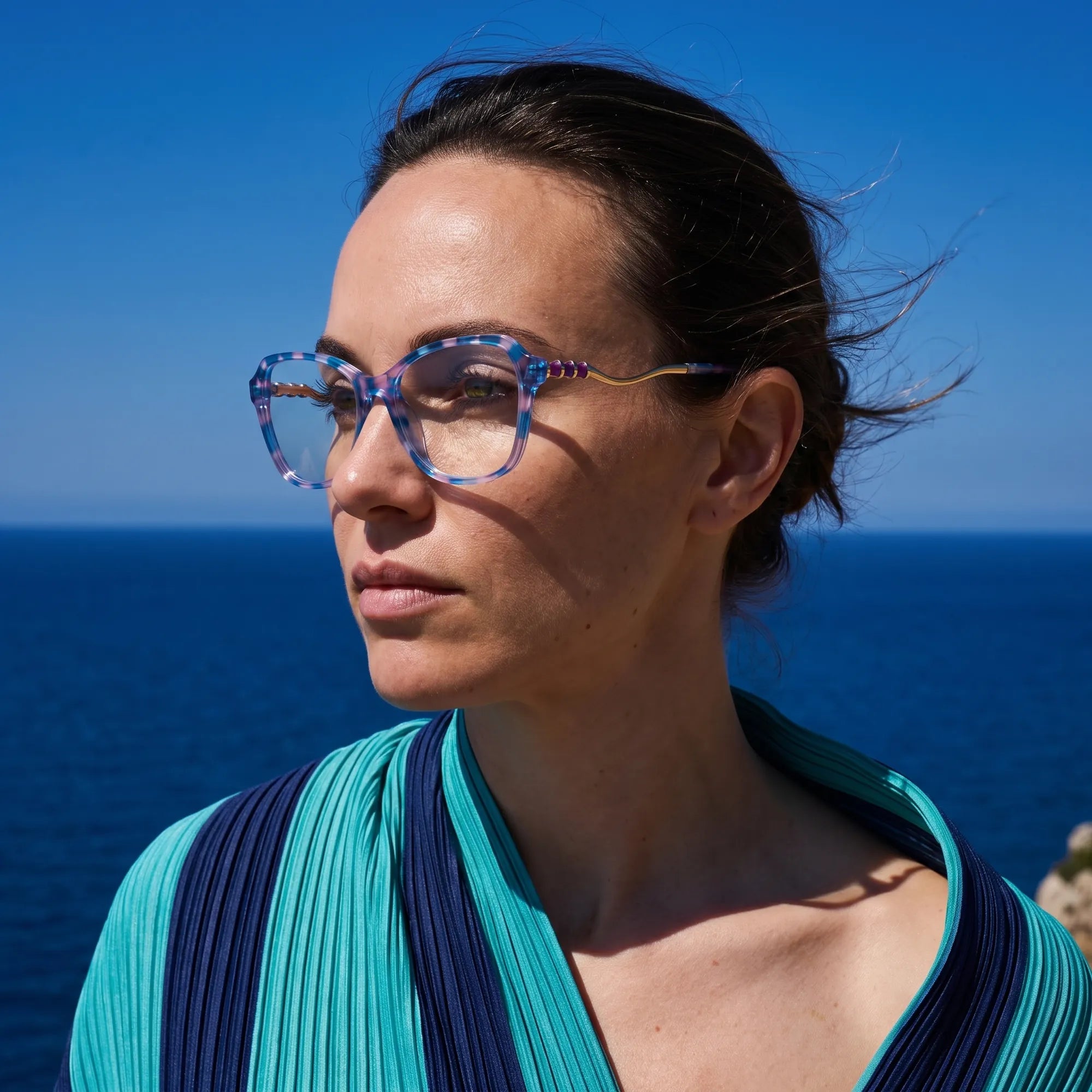 Anteojos Fiore 1030 en blue pink, en modelo – retrato de campaña, retrato al viento sobre el mar azul profundo