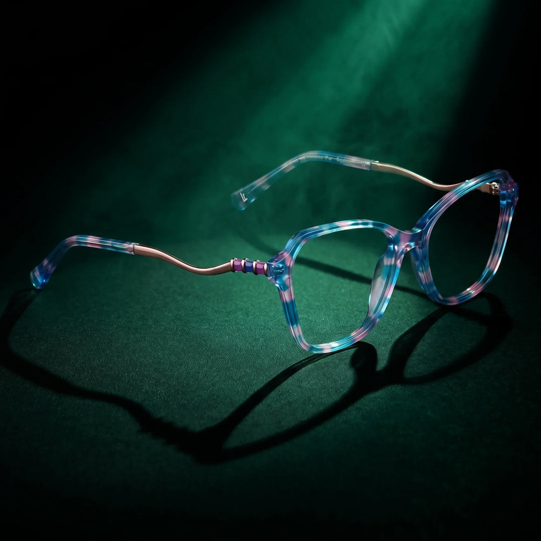 Anteojos Fiore 1030 en azul rosado – bajo un haz de luz teatral