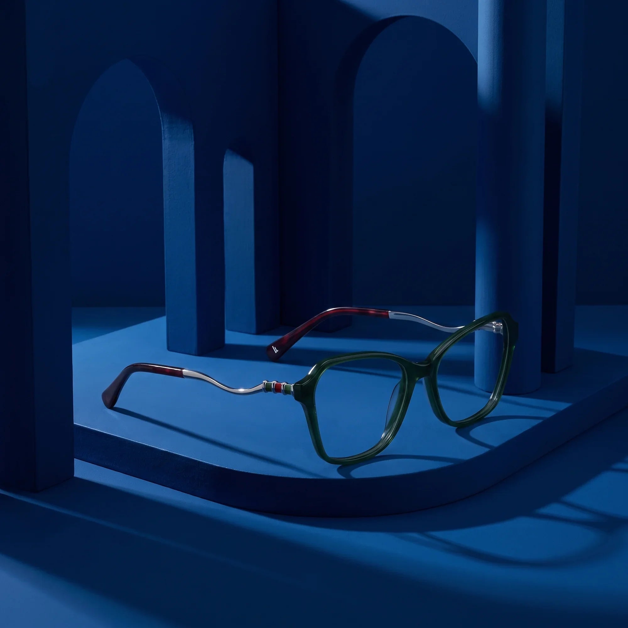 Anteojos Fiore 1030 en verde – still life among monochrome midnight blue arches