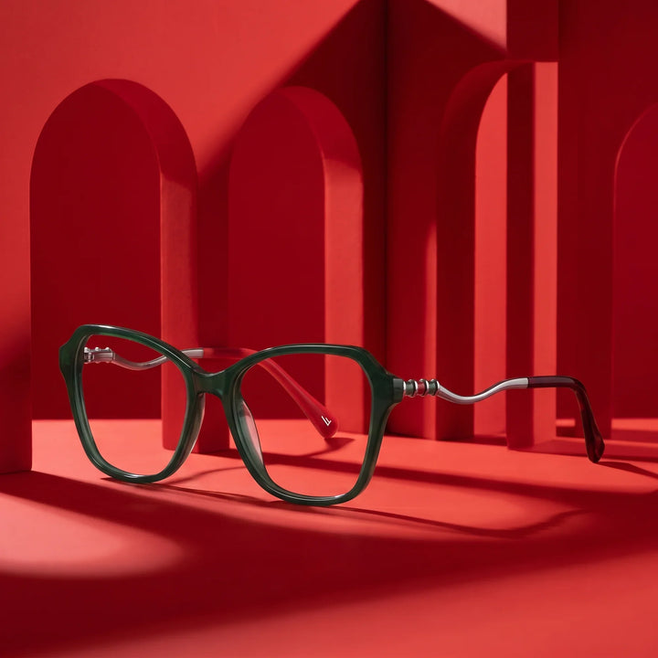 Anteojos Fiore 1030 en verde – staged on a sculptural vivid red architecture set