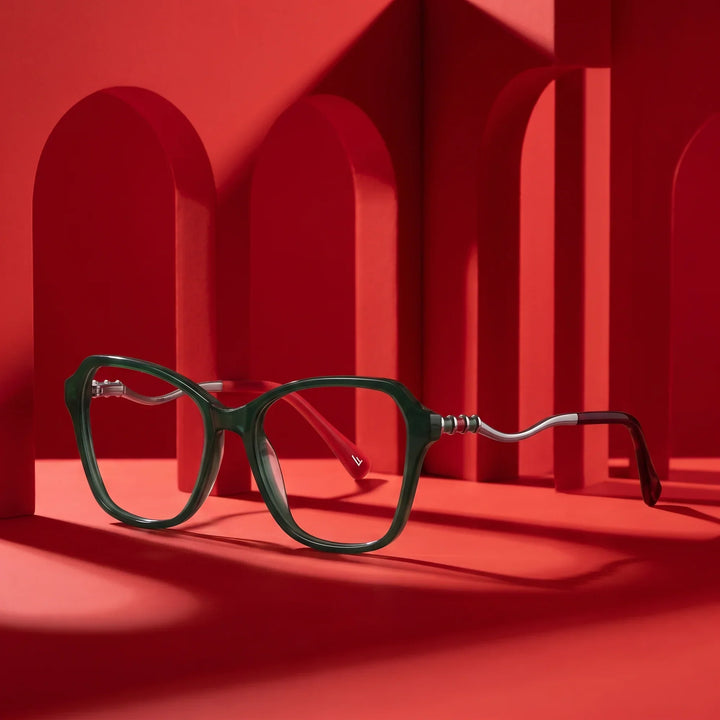 Anteojos Fiore 1030 en verde – staged on a sculptural vivid red architecture set