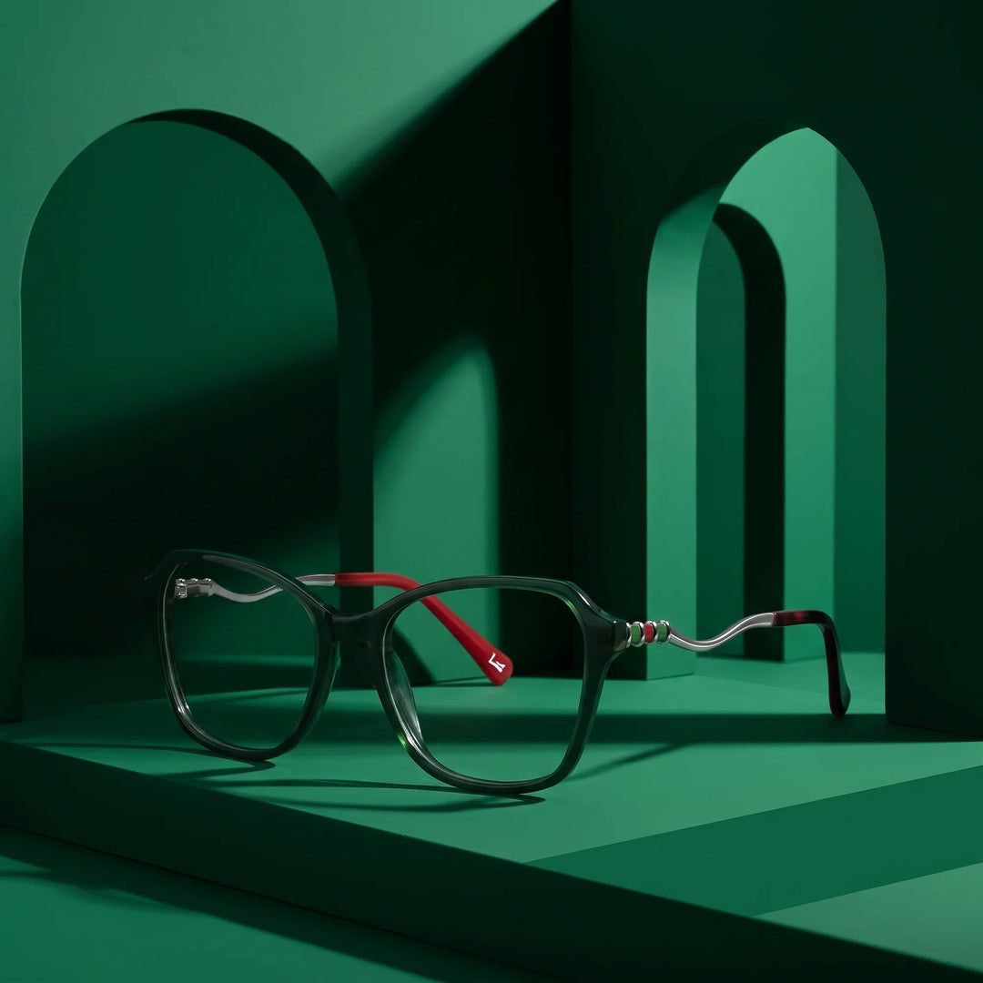 Anteojos Fiore 1030 en verde – displayed on a emerald podium among arches