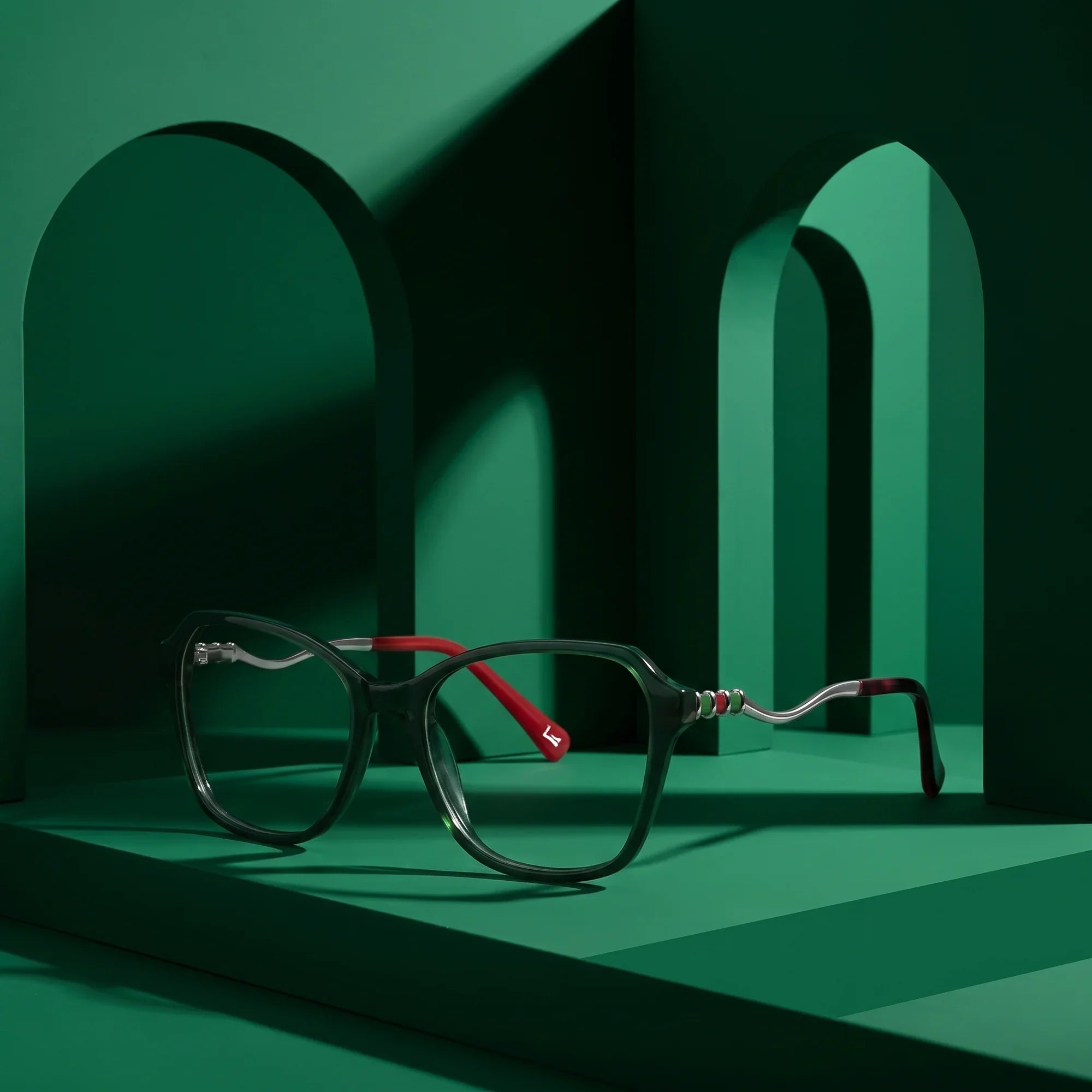 Anteojos Fiore 1030 en verde – displayed on a emerald podium among arches