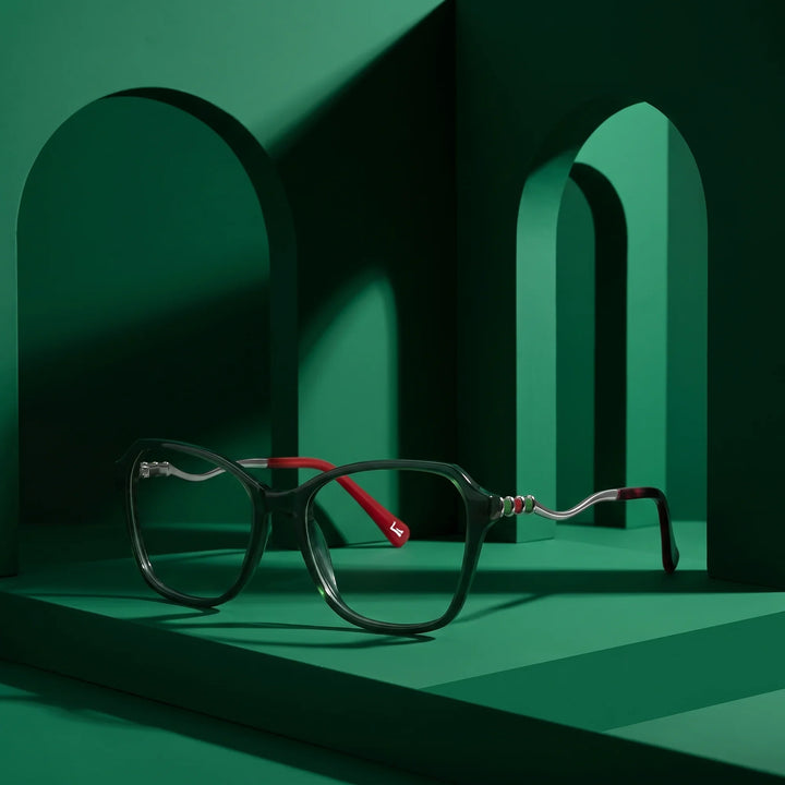Anteojos Fiore 1030 en verde – displayed on a emerald podium among arches