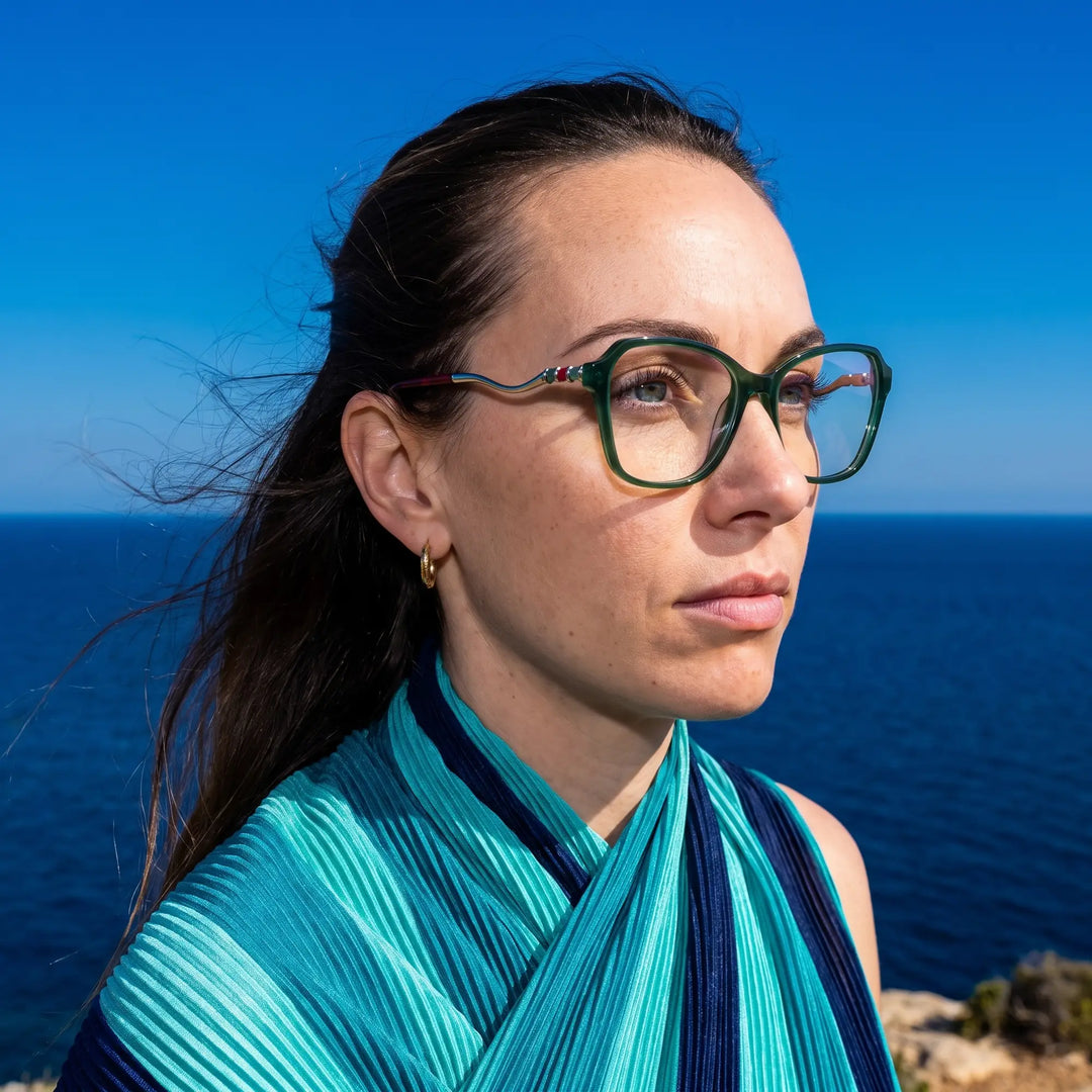 Anteojos Fiore 1030 en verde, en modelo – retrato de campaña, retrato al viento sobre el mar azul profundo
