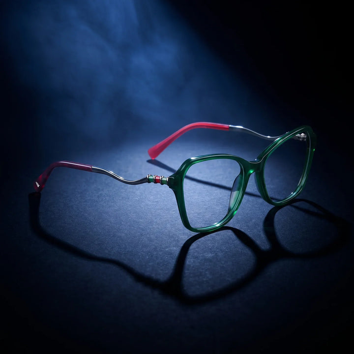 Anteojos Fiore 1030 en verde – bajo un haz de luz teatral