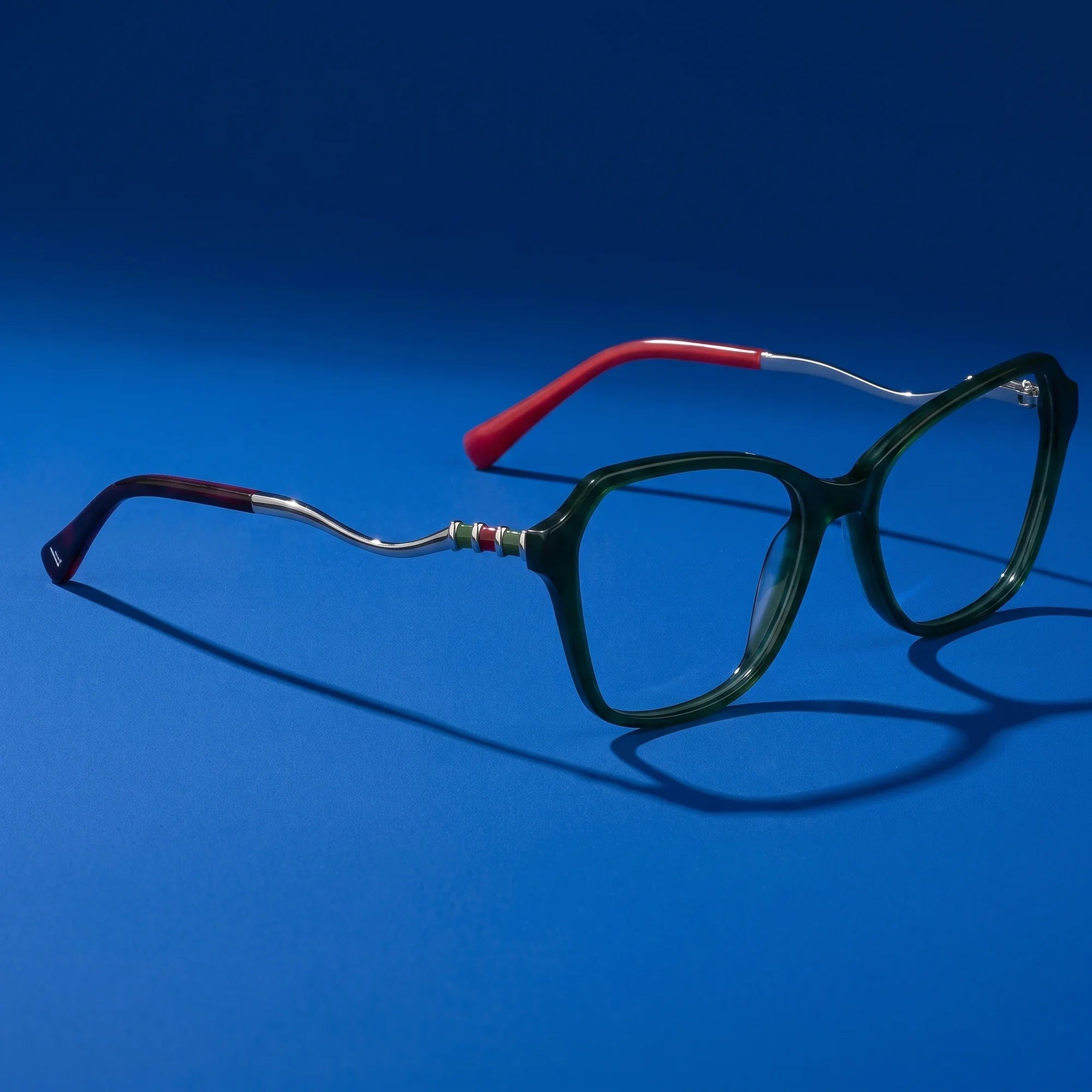 Anteojos Fiore 1030 en verde – editorial still life on a saturated cobalt set