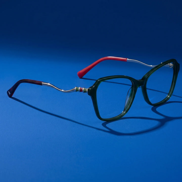 Anteojos Fiore 1030 en verde – editorial still life on a saturated cobalt set