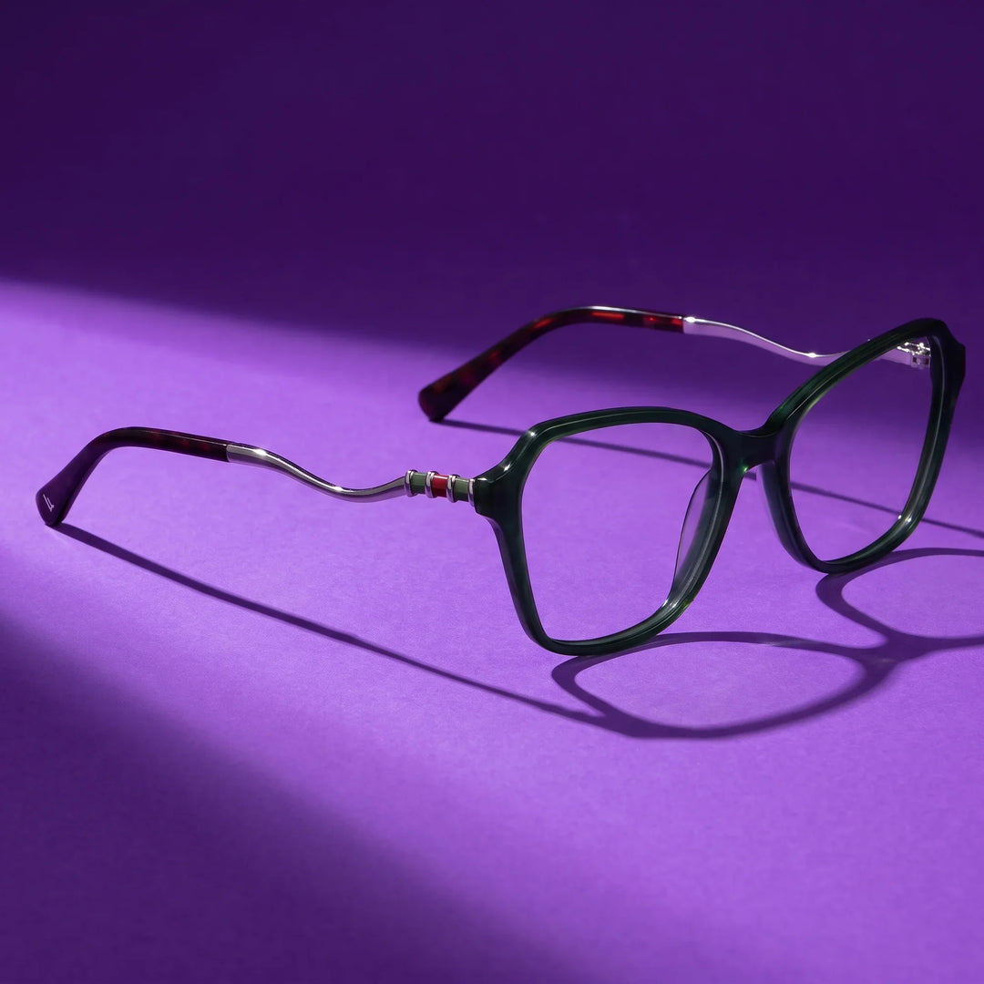 Anteojos Fiore 1030 en verde – hero still life against a deep violet backdrop