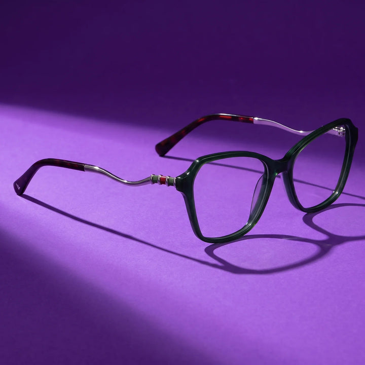 Anteojos Fiore 1030 en verde – hero still life against a deep violet backdrop